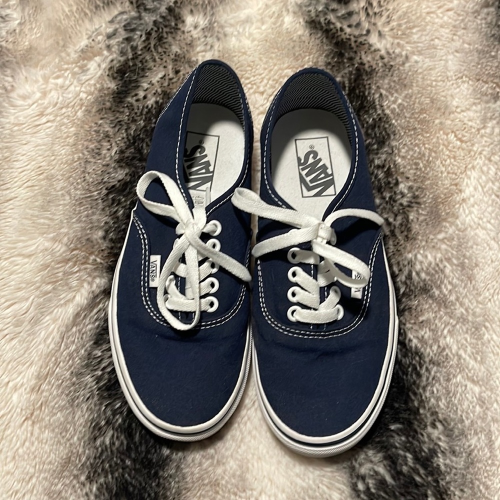 Like new unisex authentics size 6.5 men and 8 women